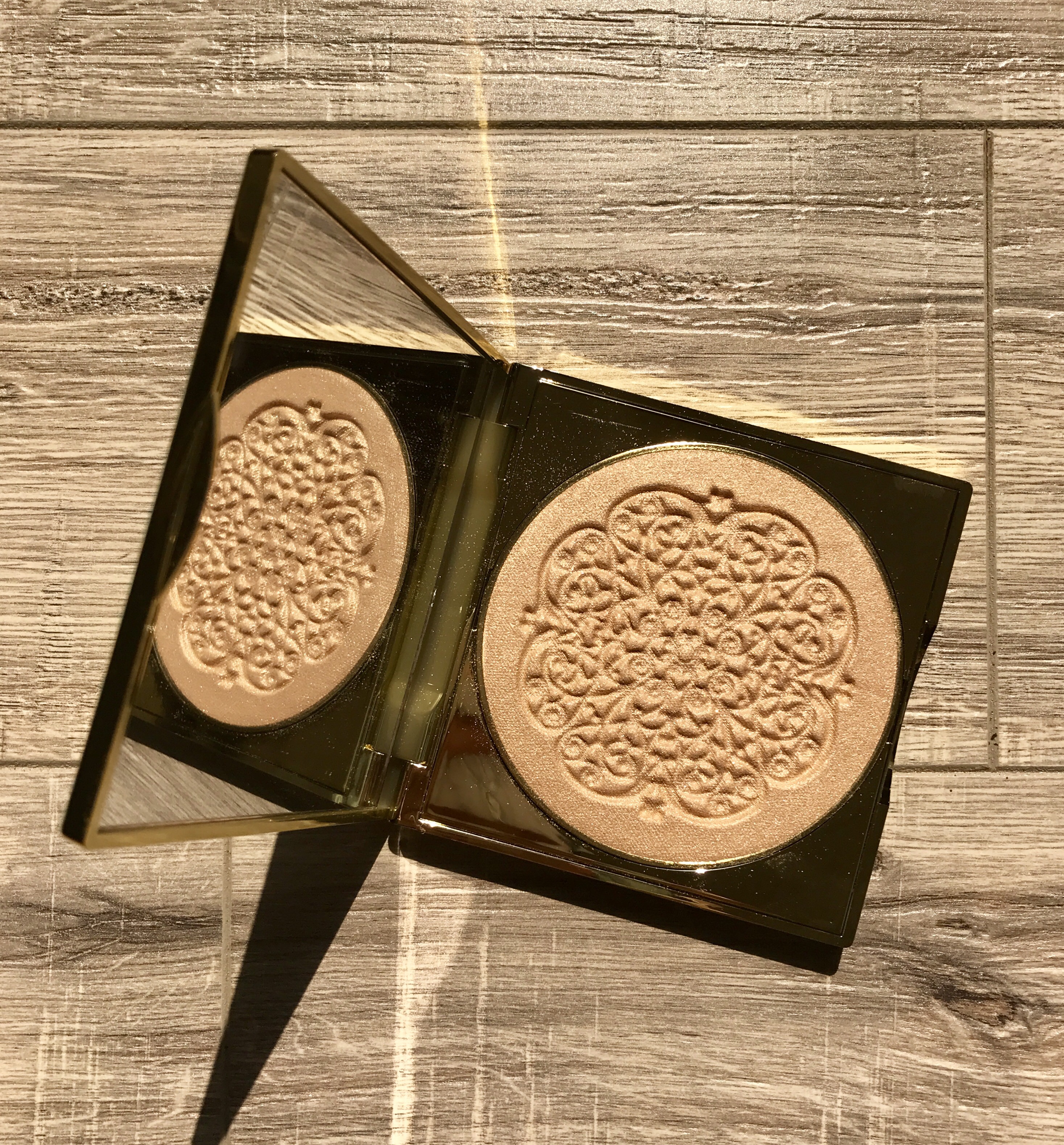 FIRST LOOK & SWATCHES: TARTE HOLIDAY 2017- GODDESS GLOW HIGHLIGHTER!