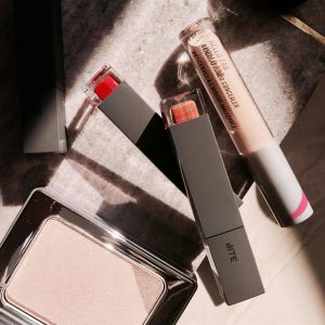 FIRST AID BEAUTY AVOCADO BENDY CONCEALER